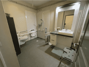 salle de bain adaptée handicap